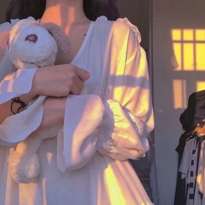 小鬼头上的女人